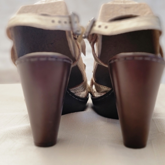 BORN Metallic Gold Flower Leather High Sandal Size 8 - Picture 4 of 9